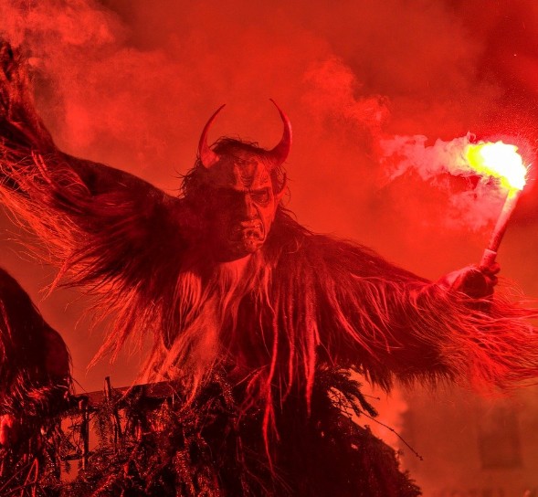 průvod masek a kostýmů Krampus v Rakousku. Zájetdy na Krampusy a Krampusáky