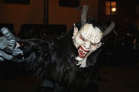 průvod masek a kostýmů Krampus v Rakousku. Zájetdy na Krampusy a Krampusáky